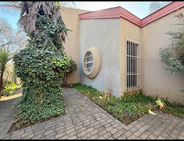 4 BEDROOM HOUSE FOR SALE IN FLORA GARDENS